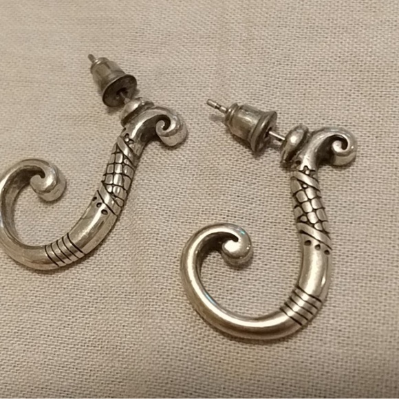Brighton Earrings - 9010
1 inches long. Silver plated post earrings. - Picture 2 of 2